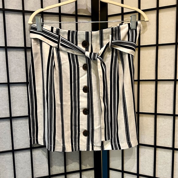 Dresses & Skirts - Topshop. Very cute paperbag waist with belt